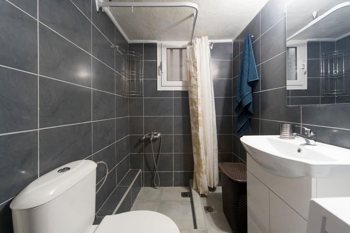 Central apartment 3' to Metaksourgio metro station Atene Esterno foto